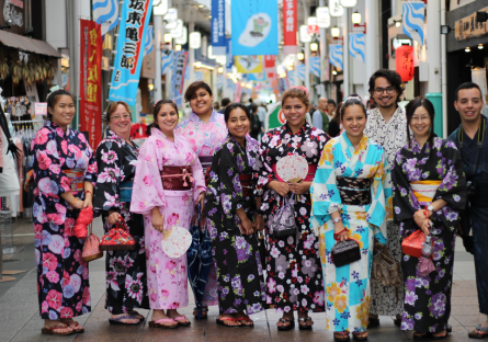 An image of students in the study abroad program wearing kimonos in Japan